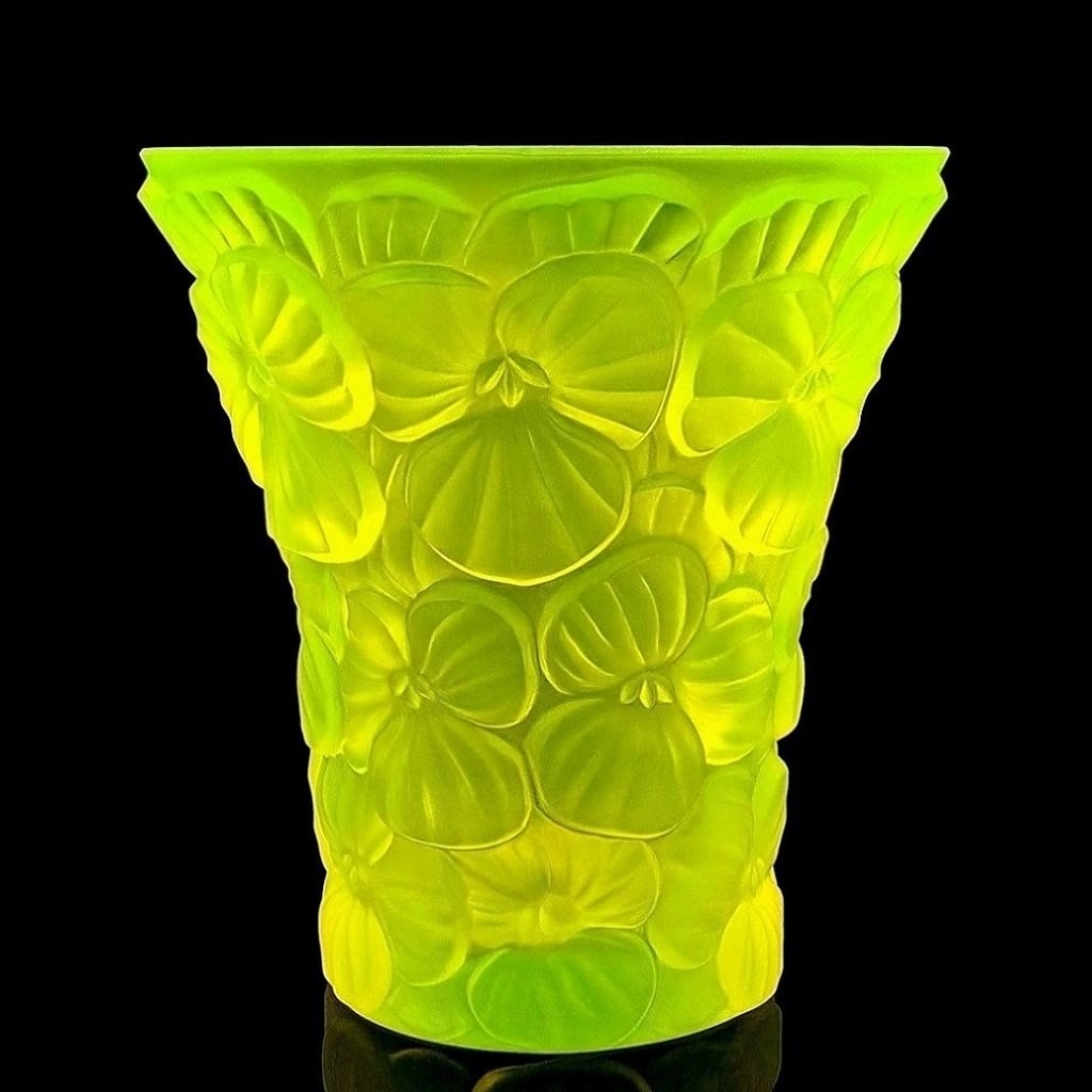 Glamorous Art Deco Vase Vaseline Uranium Glass 1930' H.Hoffmann: This piece is a great addition to collection or a great gift. This piece is a great addition to collection or a great gift.Top Quality Vaseline Uranium Glass Vase with flowers decor - excellent colour