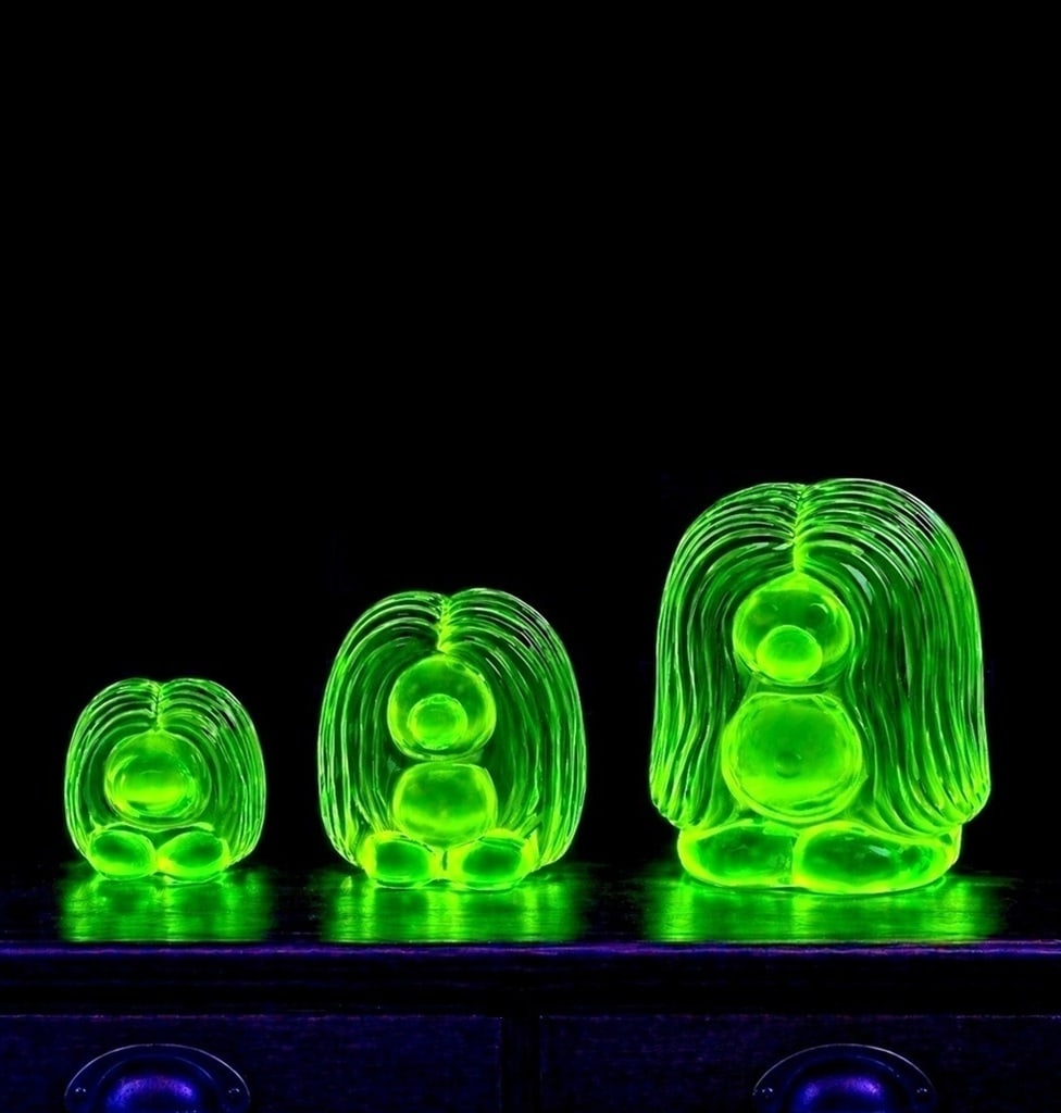 Bohemian Czech Vaseline Uranium Glass Troll Family Figurines – Set of 3: The set includes three charming figurines made of transparent Vaseline uranium glass, featuring a stylish Art Deco design. Their timeless character makes them a beautiful addition to your home, office