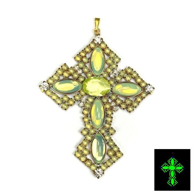 Art Deco Uranium Glass Cross Pendant: A really nice piece that glows beautifully under UV light. All the stones in this pendant are made of antique uranium glass. Made in Czechoslovakia. Dimensions: Height: 3 '', Width: 2 3/8 ''. Fast del