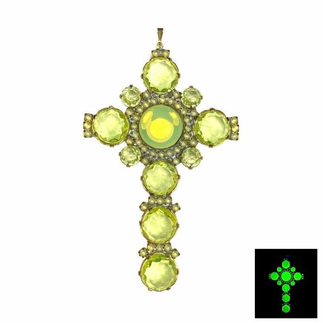 Art Deco Uranium Glass Cross Pendant: A really nice piece that glows beautifully under UV light. All the stones in this pendant are made of antique uranium glass. Made in Czechoslovakia. Dimensions: Height: 4 '', Width: 2 1/2 ''. Fast del