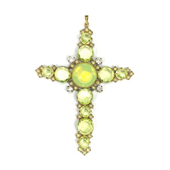 Art Deco Uranium Glass Cross Pendant: A really nice piece that glows beautifully under UV light. All the stones in this pendant are made of antique uranium glass. Made in Czechoslovakia. Dimensions: Height: 4 '', Width: 2 3/4 ''. Fast del