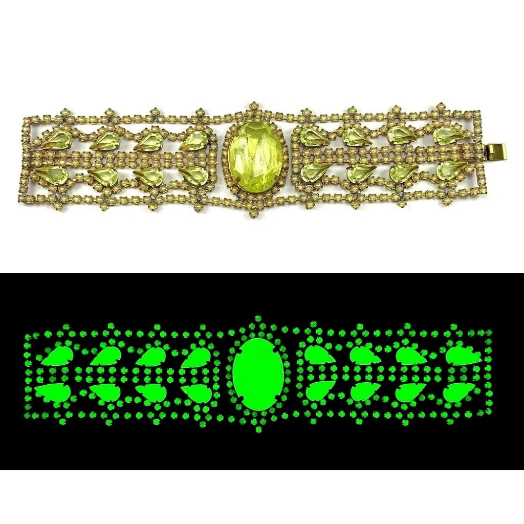 Art Deco Vintage Bracelet Vaseline Uranium Glass: Really nice piece that glows beautifully under UV light. All the stones in this bracelet are from uranium glass. Made in Czechoslovakia. Length 7 1/2 '', Width 2 ''. Delivery time worldwide: 2-4 days