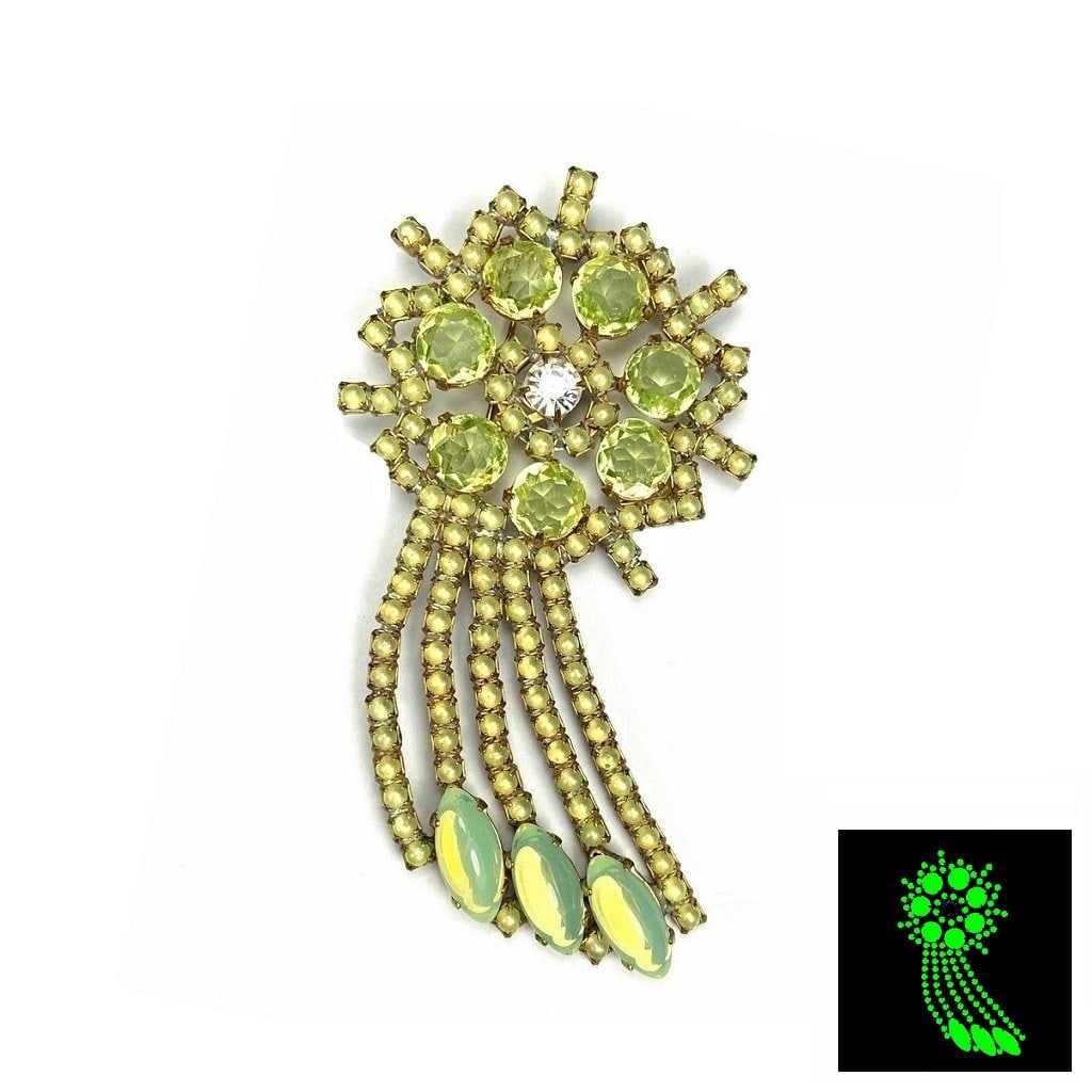 Art Deco Vaseline Uranium Glass ' Comet ' Vintage Brooch Pin: Really nice piece that glows beautifully under UV light. All the stones in this brooch are from uranium glass. Made in Czechoslovakia. Dimensions: Height: 2 1/4 '', Width: 2 ''. Fast delivery time wor