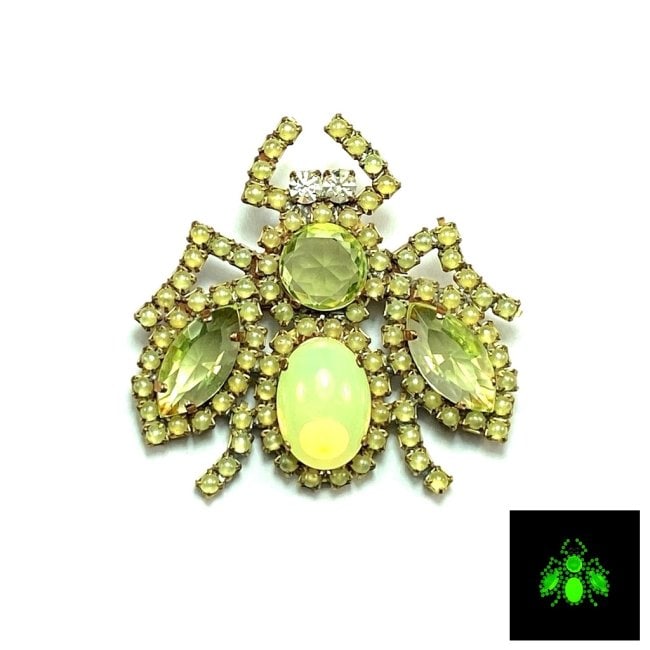 Vintage Vaseline Uranium Glass Vintage Brooch Pin: Really nice piece that glows beautifully under UV light. All the stones in this brooch are from uranium glass. Made in Czechoslovakia. Dimensions: Height: 2 1/4 '', Width: 2 1/4''. Fast delivery time 