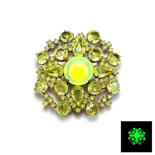Vintage Vaseline Uranium Glass Vintage Brooch Pin: Really nice piece that glows beautifully under UV light. All the stones in this brooch are from uranium glass. Made in Czechoslovakia. Dimensions: Height: 2 '', Width: 2 1/8 ''. Fast delivery time wor