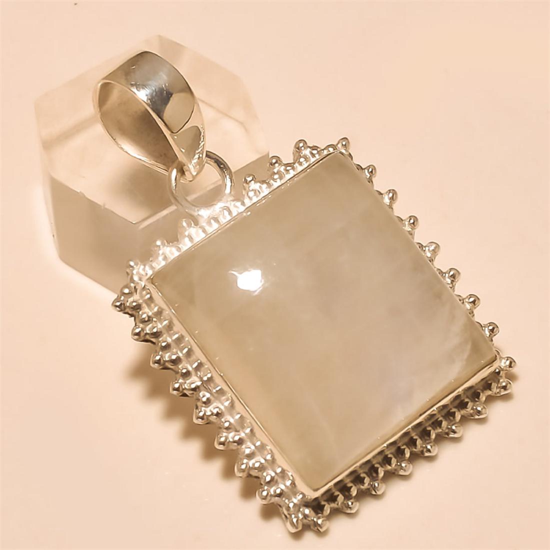 Moonstone Pendant Solid Sterling Silver: Moonstone Pendant Solid Sterling Silver Length:1.75 inch Weight:18 gram #P-083