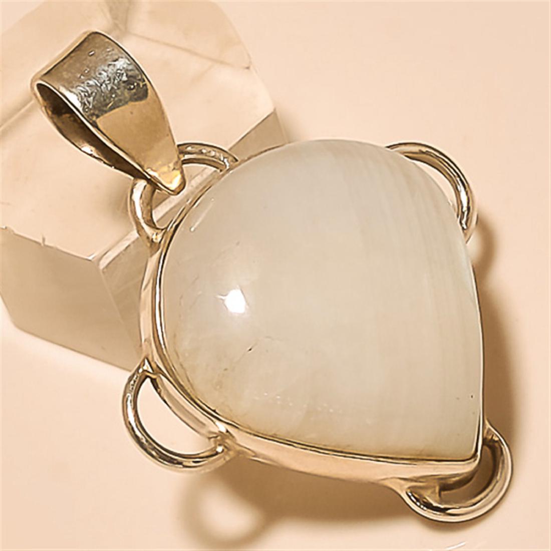 Moonstone Pendant Solid Sterling Silver: Moonstone Pendant Solid Sterling Silver Length:1.4 inch Weight:8 gram #P-036
