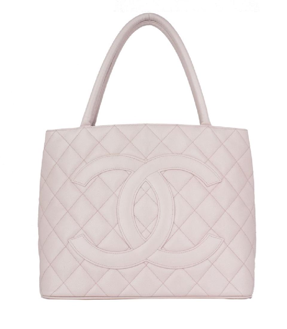 Chanel pink classic medallion caviar skin tote bag: Chanel pink classic medallion caviar skin tote bag Brand : Chanel Serial : 9059376 Condition : Great condition Light signs of use with tiny scratches and / or stains SIze : 11.75" x 10" x 6" Inch (Leg