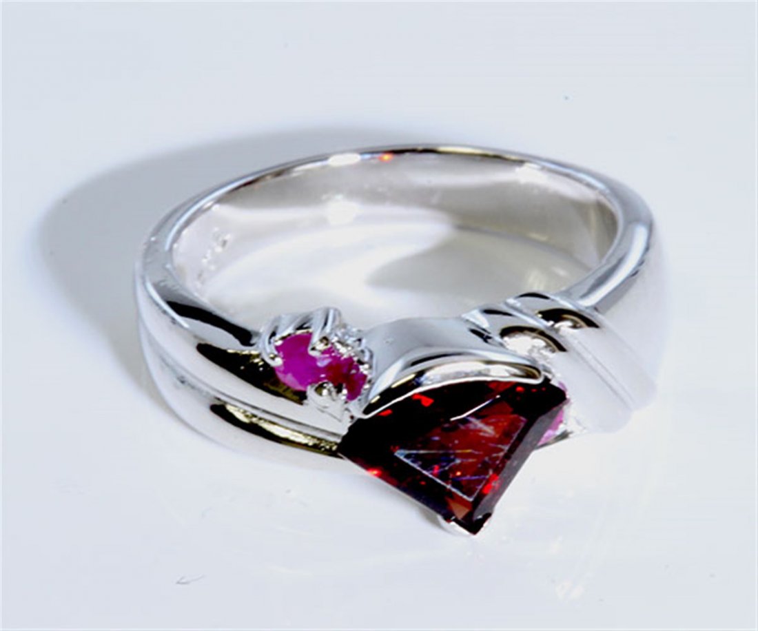 Sterling Silver .925 Garnet w/ Ruby Ring: Sterling Silver .925 Garnet w/ Ruby Ring