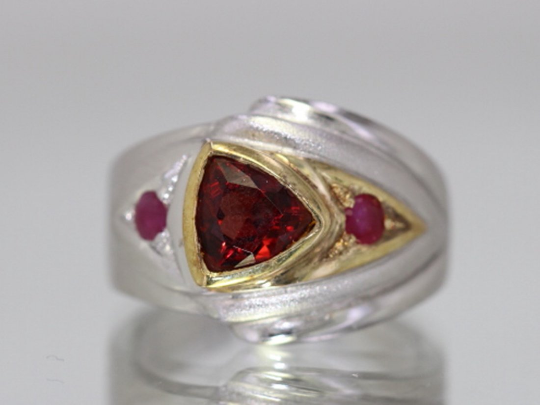 Sterling Silver .925 Garnet/Ruby Ring: Sterling Silver .925 Garnet/Ruby Ring