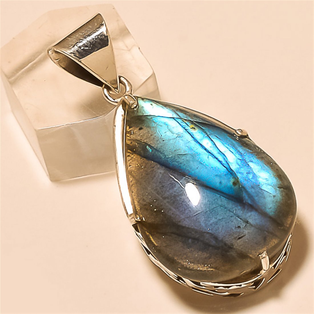 Labradorite Pendant Solid Sterling Silver: Labradorite Pendant Solid Sterling Silver Length:1.6 inch Weight:8 gram #P-012