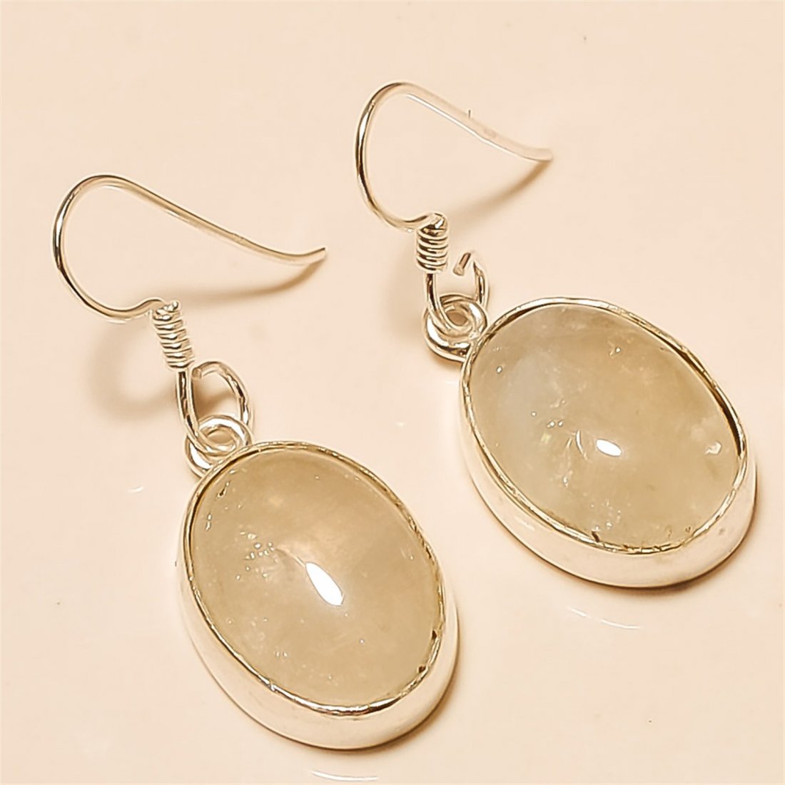 Moonstone Earring Solid Sterling Silver: Moonstone Earring Solid Sterling Silver Length:1.25 inch Weight:6 gram #E-108