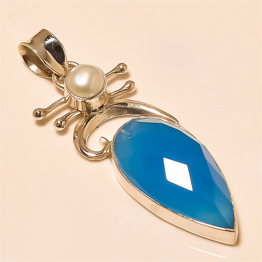 Chalcedony/pearl Pendant Solid Sterling Silver: Chalcedony/pearl Pendant Solid Sterling Silver Length:1.8 inch Weight:6 gram #P-232
