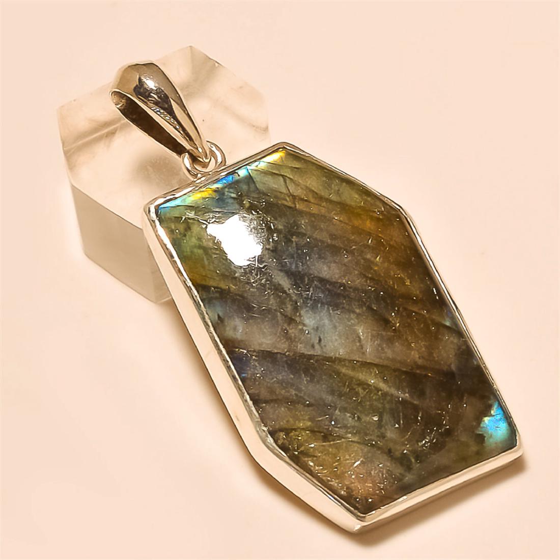 Labradorite Pendant Solid Sterling Silver: Labradorite Pendant Solid Sterling Silver Length:2 inch Weight:15 gram #P-169