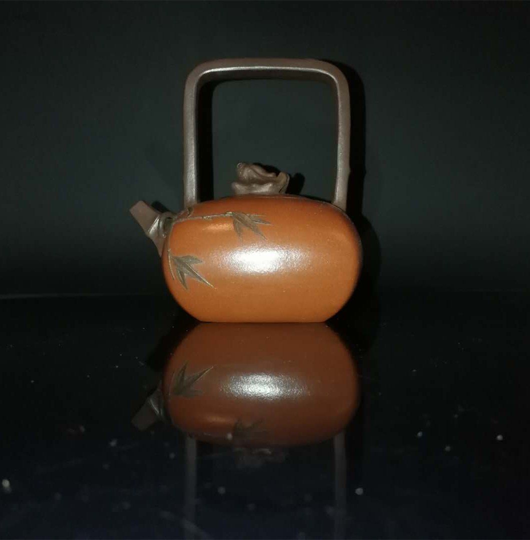Chinese zisha teapot and cover.(Mark of Wang yinxian) (1 of 6)