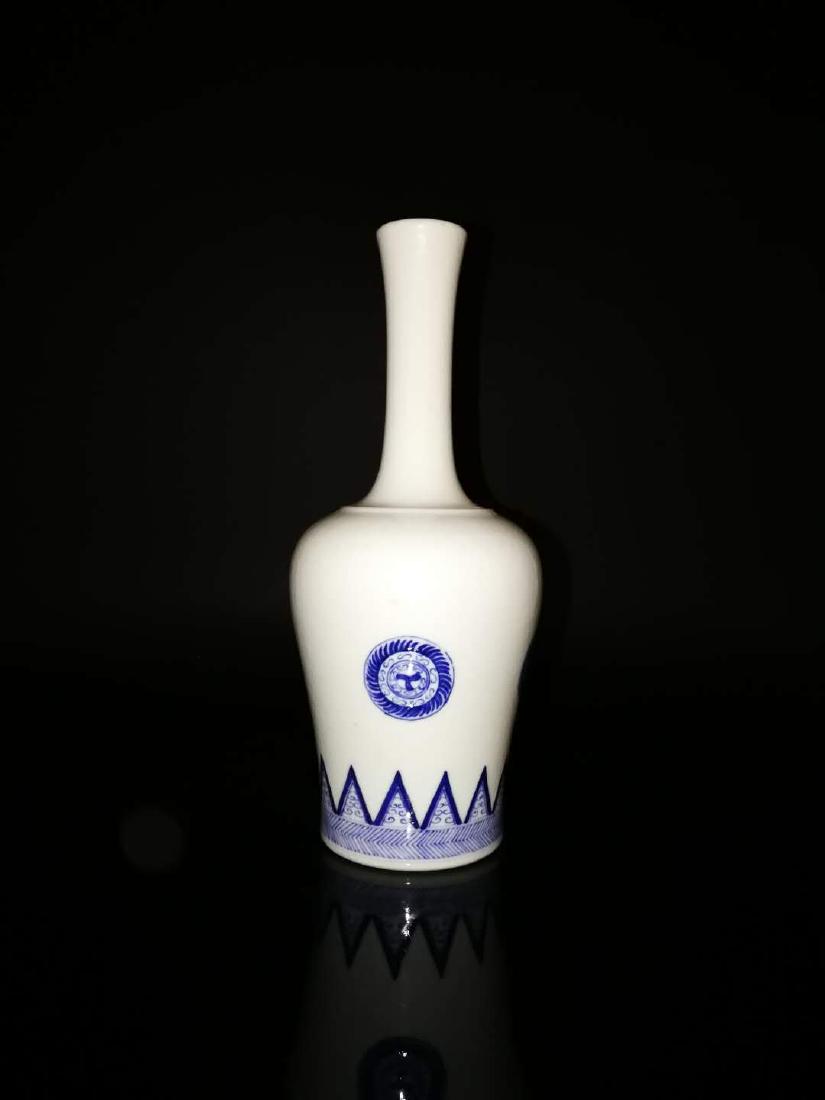 Chinese blue and white bottle vase (1 of 6)