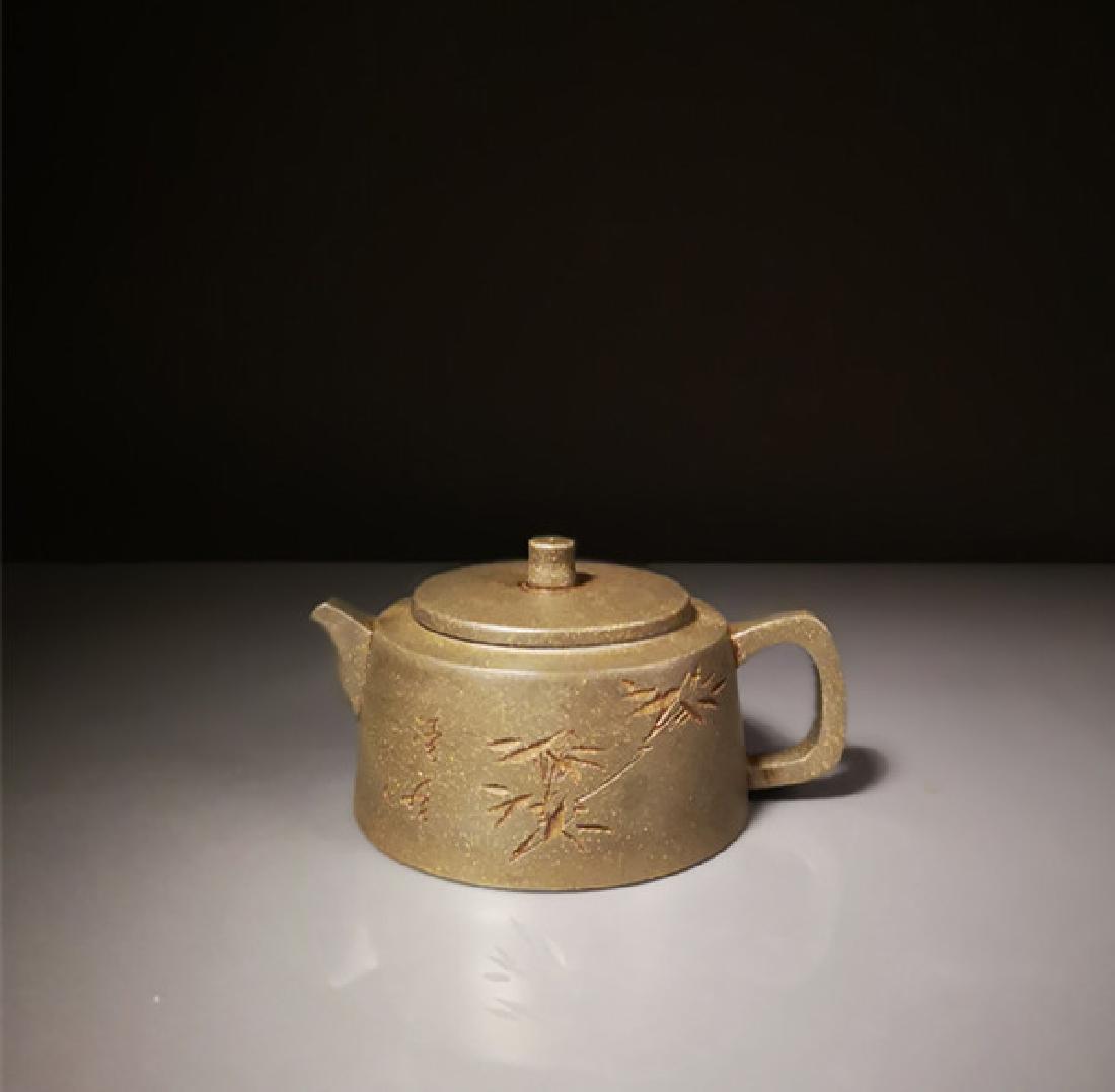 Chinese Zisha Teapot and Cover.(Mark of Zhou Guizhen): Chinese Zisha Teapot and Cover.(Mark of Zhou Guizhen).Size:9.8*6.5cm
