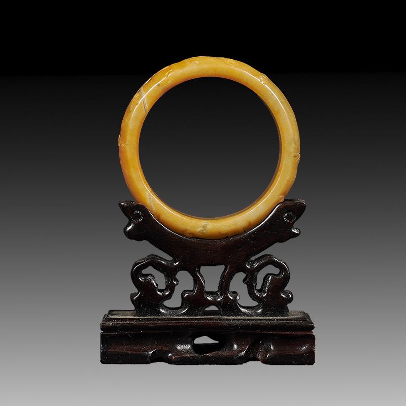 Chinese fine Han Dynasty cathedrals jade bangle: Chinese fine Han Dynasty cathedrals jade bangle.This jade bangle is very particular,Half the bangle is a different shade of jade. There are Lots of circles for castings onto the bangle.Size:58.2*18.1c