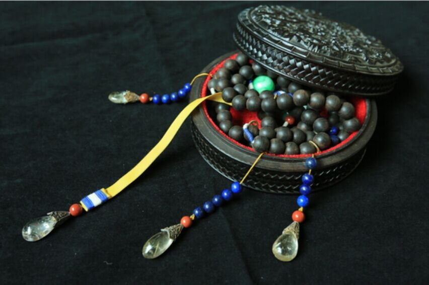 Indonesia, Chenxiang court necklace: Indonesia, Chenxiang court necklace, string of 108 spherical dark Chenxiang beads, with four larger jadeite beads and a jadeite beiyun plaque, together with three strands of agate beads each suspendin