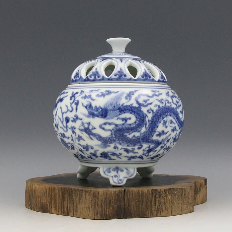 CHINESE BLUE AND WHITE PORCELAIN INCENSE BURNER: CHINESE BLUE AND WHITE PORCELAIN INCENSE BURNER ,H:14.8CM