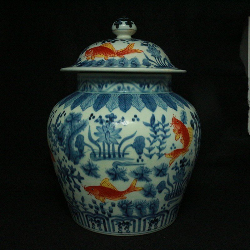Ming dynasty style porcelain jar: Fine Chinese Ming dynasty style porcelain jar. H:33CM,D:18CM