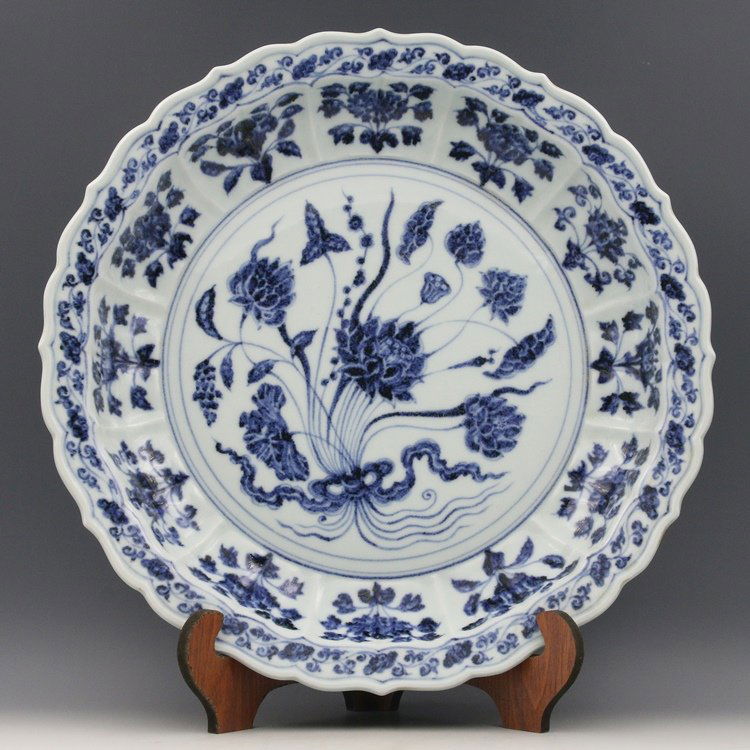 A CHINESE BLUE AND WHITE LOTUS PATTERNED DISH (1 of 2)