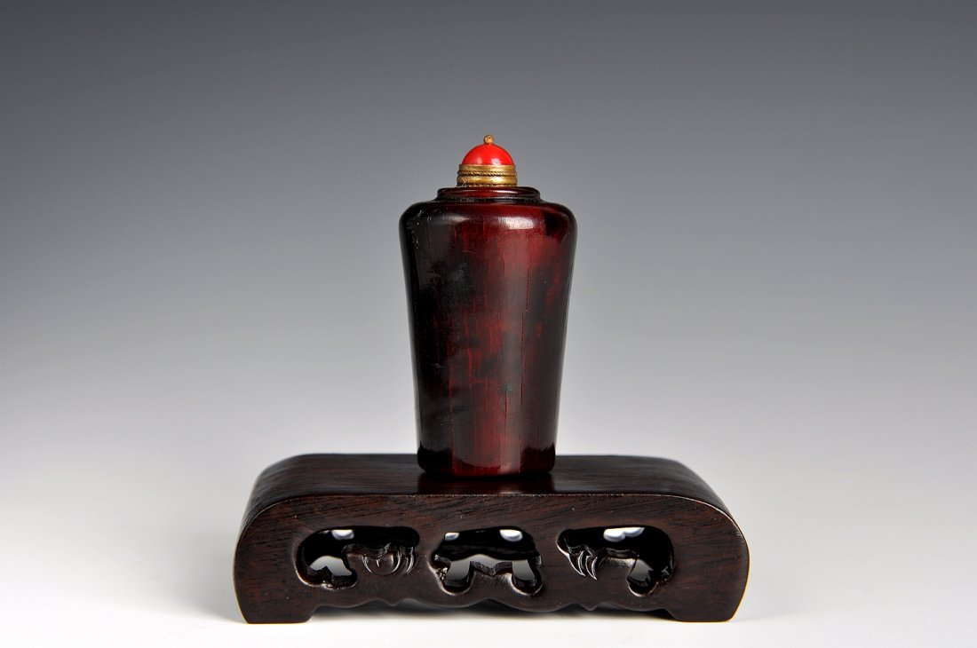 A CHINESE RHINOCEROS HORN CARVED SNUFF BOTTLE (1 of 4)