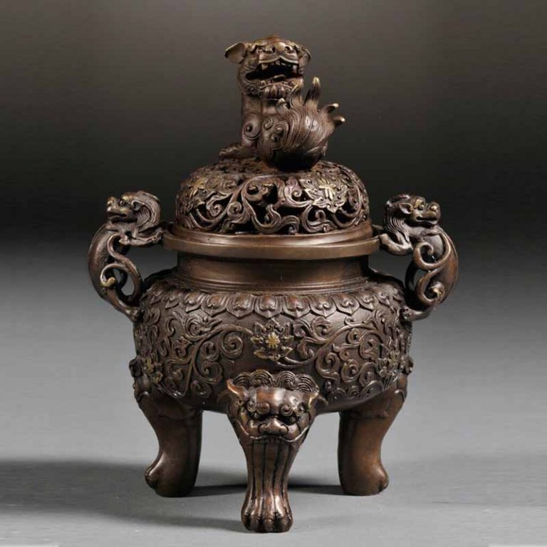 Chinese Bronze 3 Leg Incense Burner w Fortune Beast: Vintage Chinese Bronze 3 Leg Incense Burner w Fortune Beast & Dragon Kangxi Mark Dimension: 180*145*140(mm) 7.09*5.71*5.51(in) Weight 2.15 lbs/977 g Tips about Bronze Bronze is some of the most import