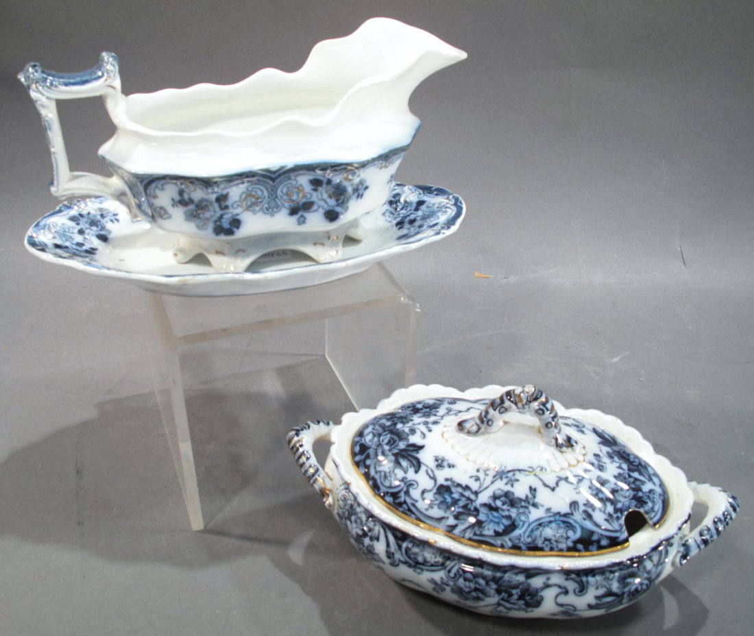 DARK FLOW BLUE VEGETABLE BOWL WITH LID BY CHATSWORTH.: DARK FLOW BLUE VEGETABLE BOWL WITH LID BY CHATSWORTH. Together with a flow bluegravy boat and tray.