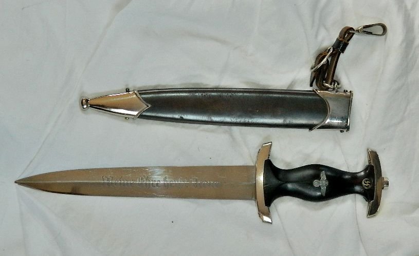 WWII PACK Dagger W/Scabbard For Enlisted-RZM 1211/39: Later style RZM SS enlisted man's dagger w/hanger by E. Packe & Sons. Overall length is 13.75".Pommel is plated with very light scratches/losses. small black spots. NO looseness.Grip is ebony finished