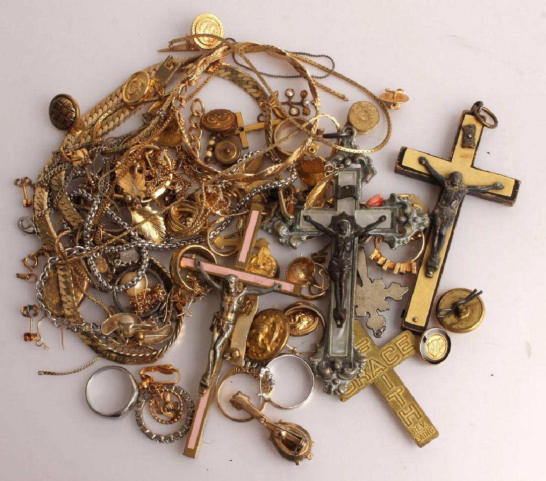 LADIES MOSTLY GOLD TONE COSTUME JEWELRY (1 of 5)