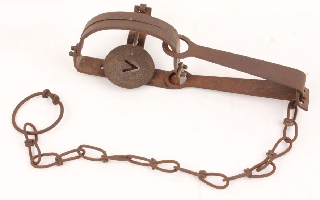 ONEIDA 1 1/2 CAST IRON BEAR TRAP (1 of 3)