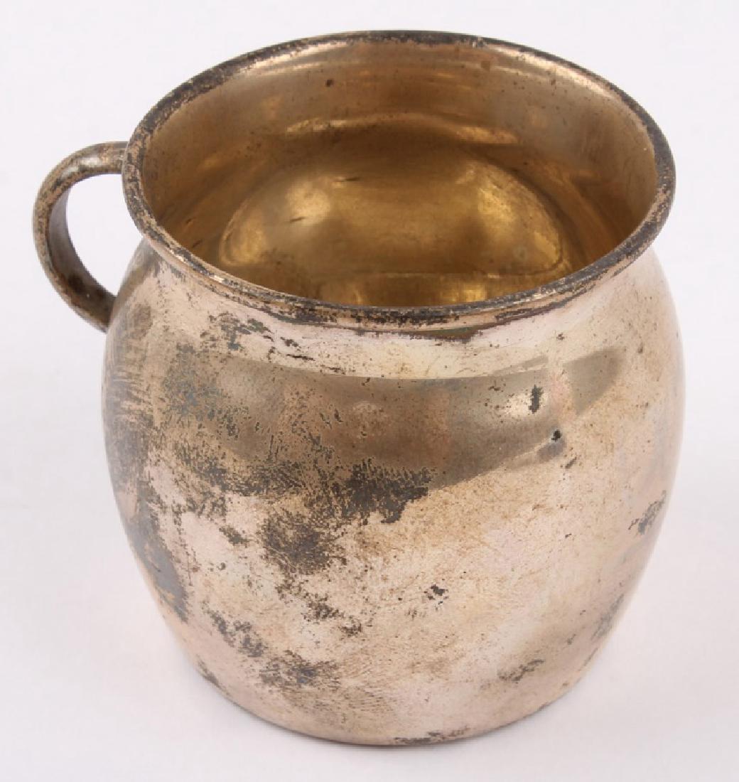 LUNT STERLING SILVER 24-D BABY CUP: LUNT STERLING SILVER 24-D BABY CUP Sterling Silver Lunt Bros. Co. plain baby cup. Marked on underside. Lot Location: #1 - Manor's Gallery Weight: 46.1 grams Size: 2.25" Shipping / Pickup: We Can Ship