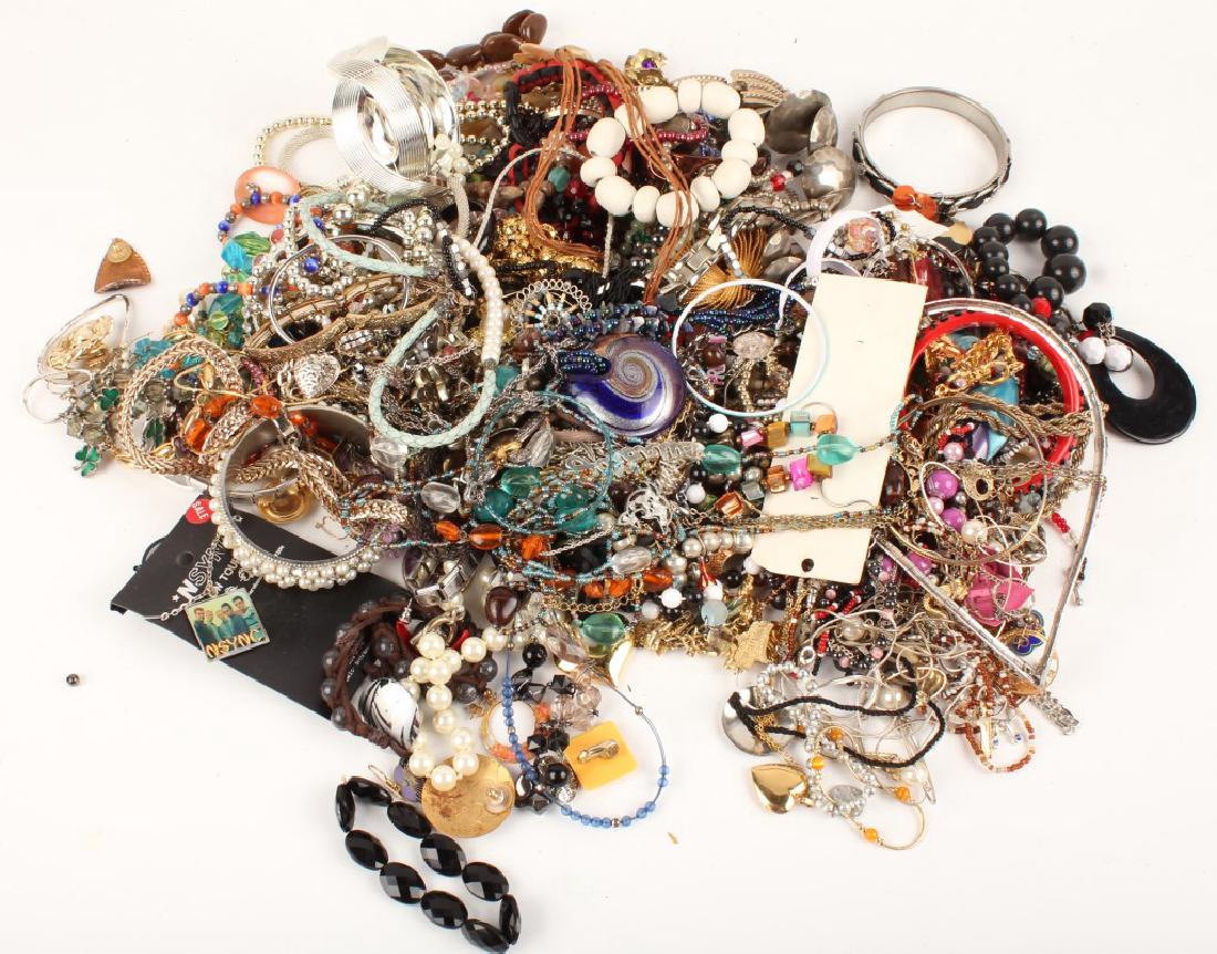 6.50 LBS OF LADIES COSTUME JEWELRY (1 of 5)