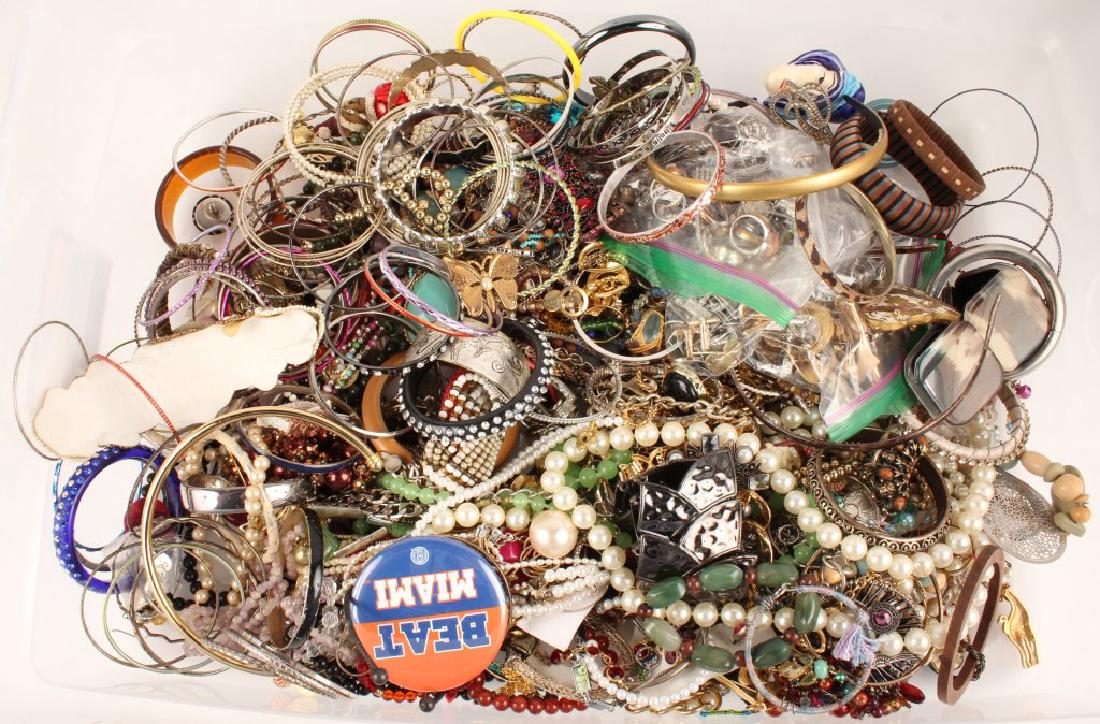 12.5 LBS OF LADIES COSTUME JEWELRY (1 of 5)