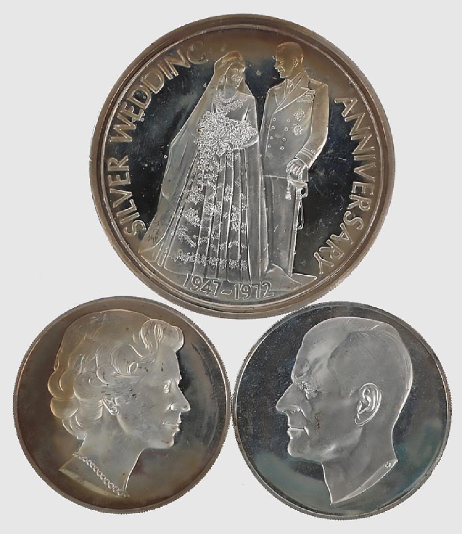 PROOF 1972 SILVER WEDDING ANNIVERSARY COINS (1 of 2)