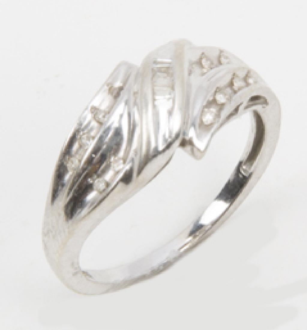 LADIES 10K WHITE GOLD DIAMOND FASHION RING: LADIES 10K WHITE GOLD DIAMOND FASHION RING Ladies 10K white gold fashion ring featuring .10ctw in white diamonds. Weight: 2.0 grams Size: 6 Shipping / Pickup: We Can Ship This Item