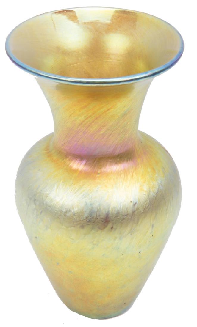 LUNDBERG STUDIOS ART GLASS IRIDESCENT VASE 2002 (1 of 3)