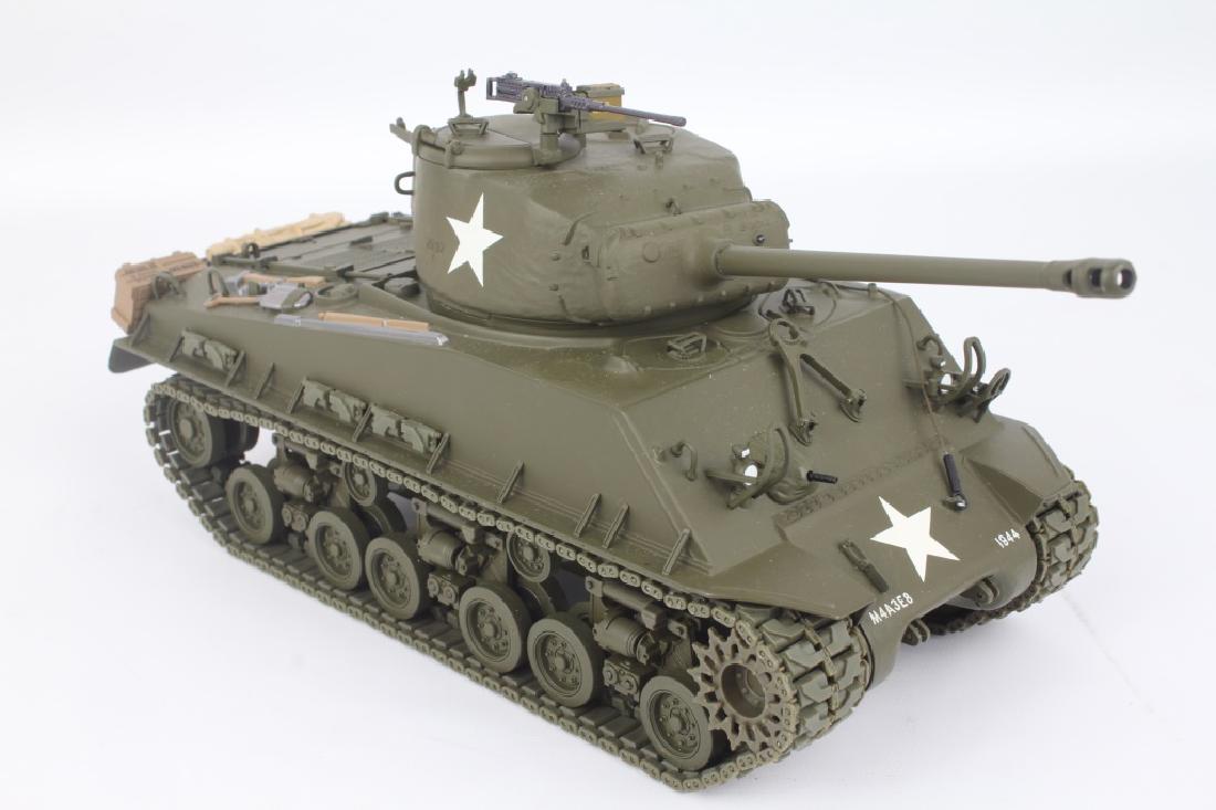 VINTAGE SCALE MODEL M4 SHERMAN TANK (1 of 4)