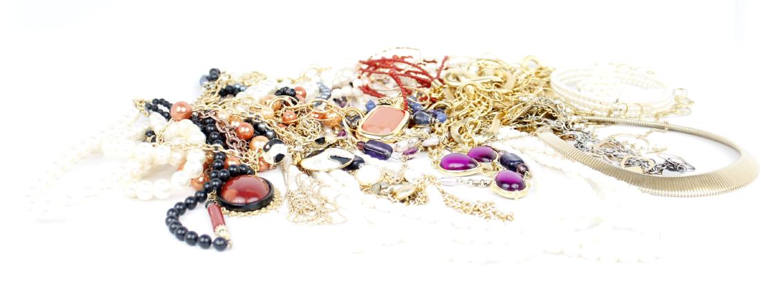 ASSORTED COSTUME JEWELRY: ASSORTED COSTUME JEWELRY Lot of assorted costume jewelry. To include necklaces, bracelets, beads. Shipping / Pickup: We Can Ship This Item