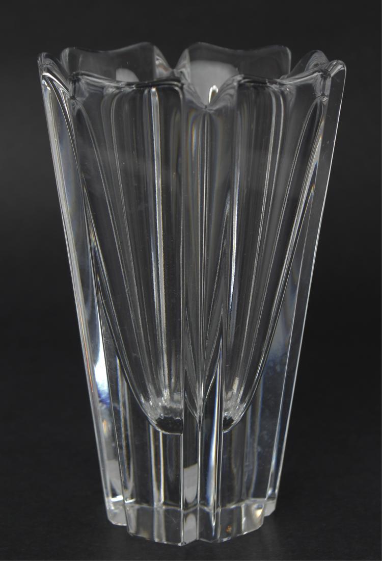 ORREFORS SWEDEN CRYSTAL BUD VASE: ORREFORS SWEDEN CRYSTAL BUD VASE Orrefors Sweden crystal bud vase. Red label. Size: 5.75" Shipping / Pickup: We Can Ship This Item