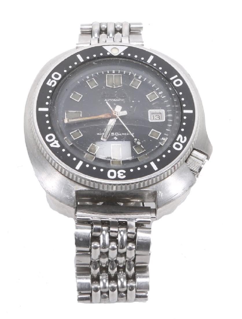 MEN`S SEIKO AUTOMATIC DIVER 6105 - 8110 WATCH: MEN`S SEIKO AUTOMATIC DIVER 6105 - 8110 WATCH Men's steel Japanese Seiko "Turtle" diver wristwatch reference 6105-8110 to date c.1976, bead of rice Seiko bracelet. Bi-directional black bezel, automati