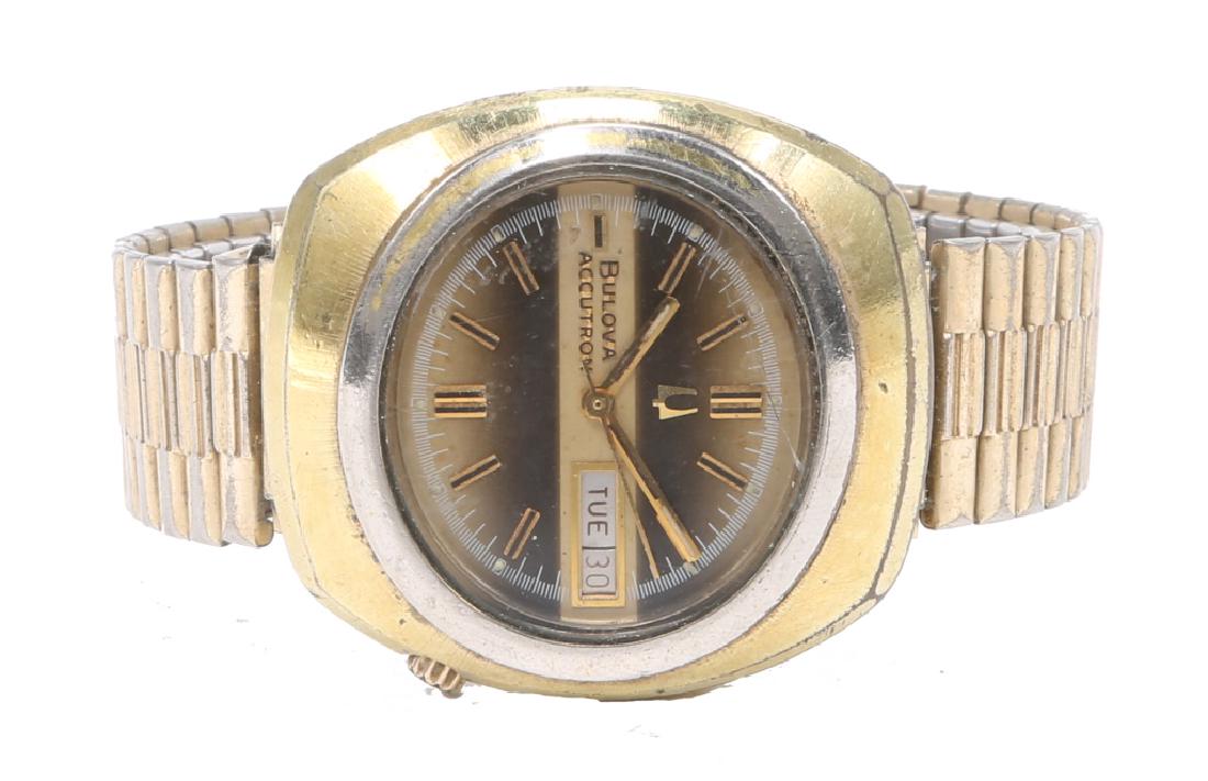 MEN`S BULOVA ACCUTRON GOLD PLATED WATCH 1975: MEN`S BULOVA ACCUTRON GOLD PLATED WATCH 1975 Men's 10k gold electroplated Bulova Accutron day date calendar wristwatch to date 1975, brown dial with applied gold batons, generic stretch band. Weight: