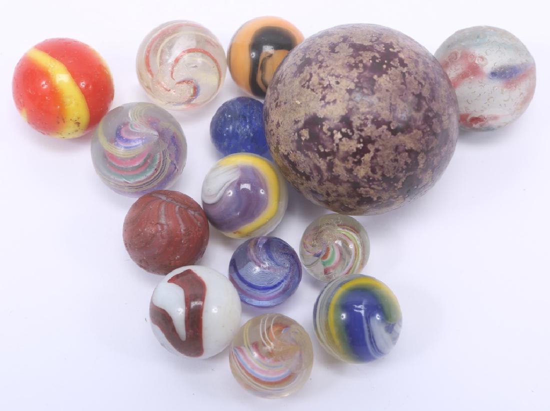 GERMAN & AMERICAN ANTIQUE MARBLES - LOT OF 14: GERMAN & AMERICAN ANTIQUE MARBLES - LOT OF 14 Mixed lot of 20th century marbles, including popeyes, clay, German handmade, oxblood, and Akro swirls. Weight: 125.2 grams