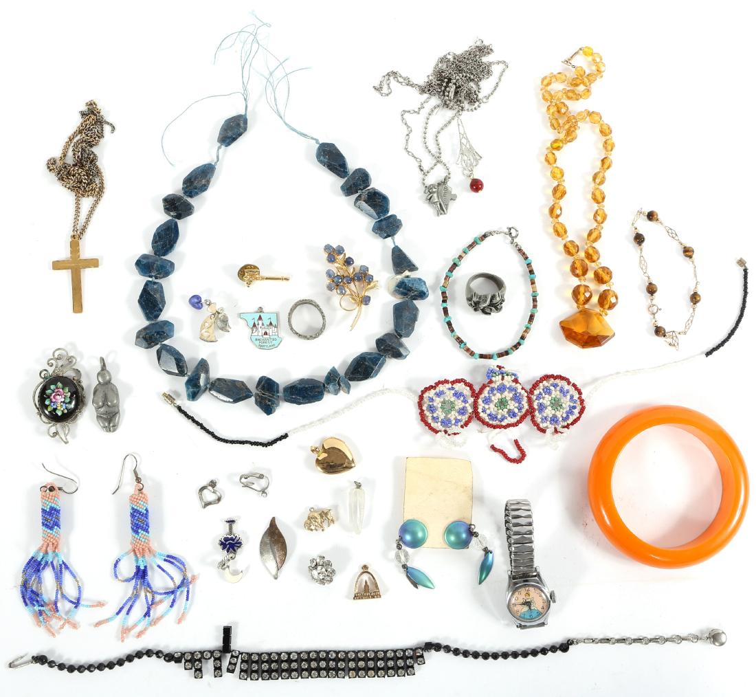 MIXED LADIES COSTUME JEWELRY - 313 GRAMS: MIXED LADIES COSTUME JEWELRY - 313 GRAMS Mixed lot of ladies costume jewelry, including rings, bracelets, watches, earrings, and more. Weight: 313.5 grams