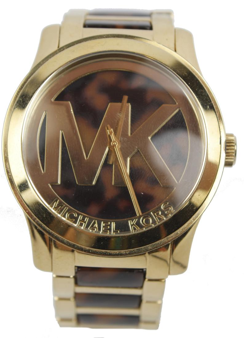 MICHAEL KORS GOLD TONE LADIES WATCH 5788: MICHAEL KORS GOLD TONE LADIES WATCH 5788 Gold-tone stainless steel case with a gold-tone stainless steel bracelet and tortoise-shell acetate center links. Fixed gold-tone bezel. Brown tortoise-shell d