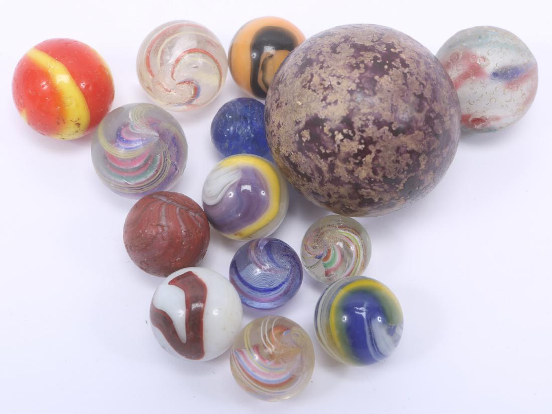 GERMAN & AMERICAN ANTIQUE MARBLES - LOT OF 14: GERMAN & AMERICAN ANTIQUE MARBLES - LOT OF 14 Mixed lot of 20th century marbles, including popeyes, clay, German handmade, oxblood, and Akro swirls. Weight: 125.2 grams