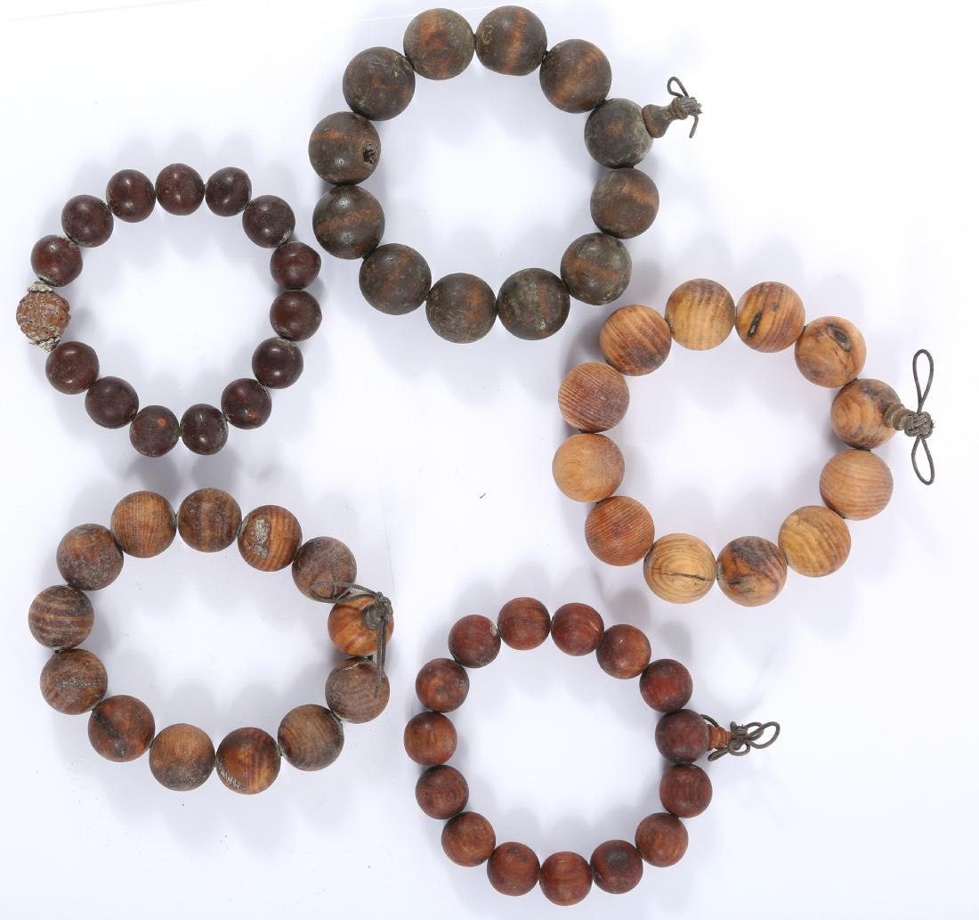 WOOD CARVED BEADED BRACELETS - LOT OF 5: WOOD CARVED BEADED BRACELETS - LOT OF 5 Lot of five round bead wood bracelets. Weight: 182.1 grams Size: 15 to 20mm round beads