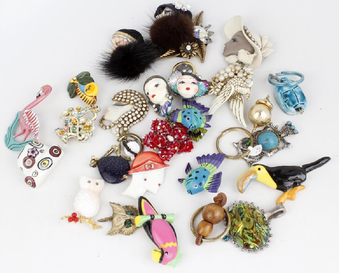 COSTUME JEWELRY - PINS, PENDANTS, KEYCHAINS: COSTUME JEWELRY - PINS, PENDANTS, KEYCHAINS Assorted lot of costume jewelry to include pins of animals and Mardi Gras, assorted pendants and 3 key chains. Weight: 343.0 g