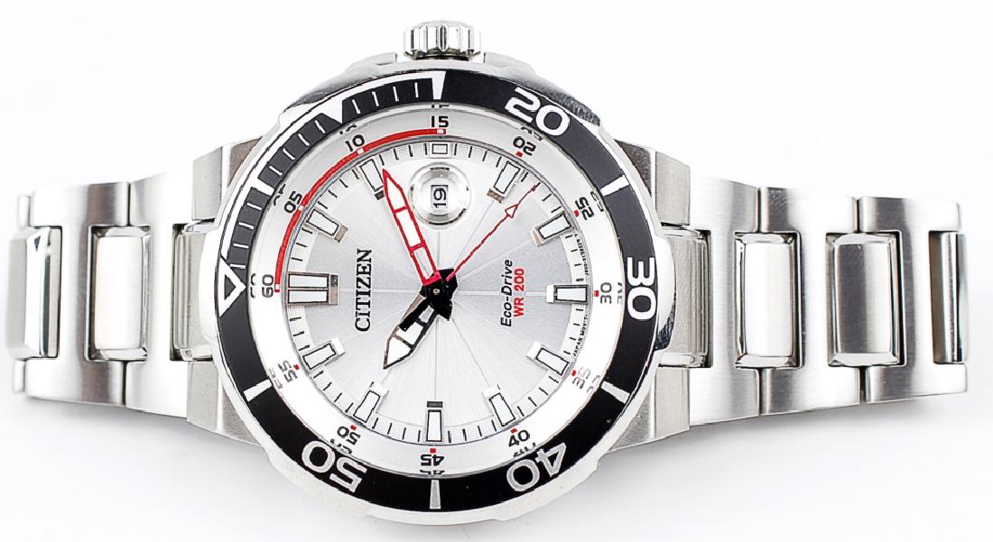 MEN`S CITIZEN ECO-DRIVE WR 200 STEEL WRISTWATCH: MEN`S CITIZEN ECO-DRIVE WR 200 STEEL WRISTWATCH Men's Citizen steel on steel wristwatch, Eco Drive WR200. Black bezel, silvered dial with painted red accenting. Reference GN 4-S. Weight: 191.4 grams S